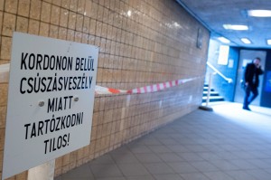 Kordonok több budapesti aluljáróban